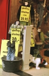 Uitverkoop Hond Spijkerbroek_JB1997-275-11Nederland,Eindhoven,12-06-1997↵
project Geld↵
↵
Opheffings uitverkoop↵
reklame↵
winkel etalage↵
↵
foto Jan Bogaerts